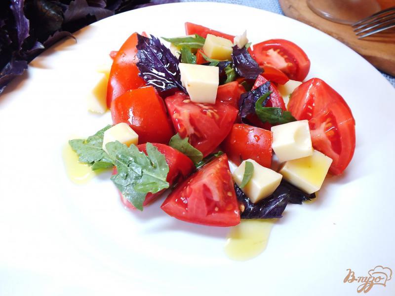 Фото приготовление рецепта: Салат с рукколой и сыром шаг №7