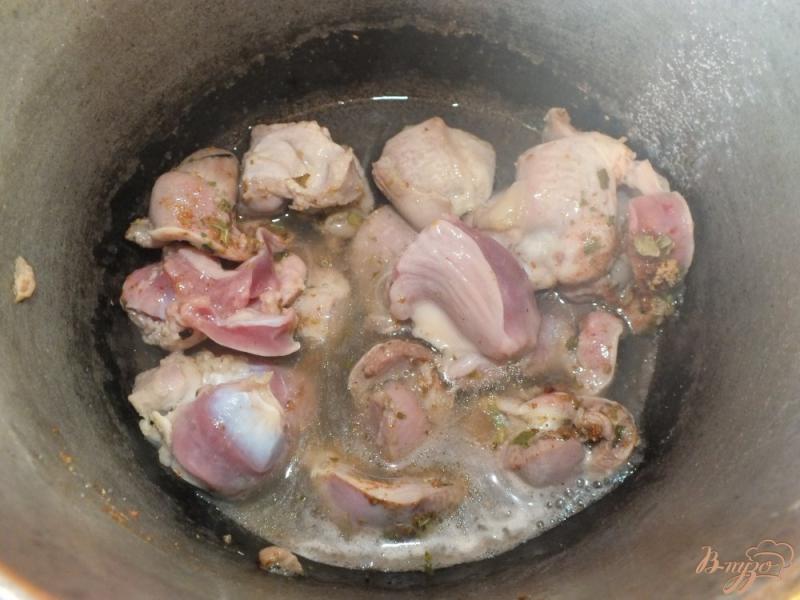 Фото приготовление рецепта: Тушеные куриные желудки с травами и специями шаг №5