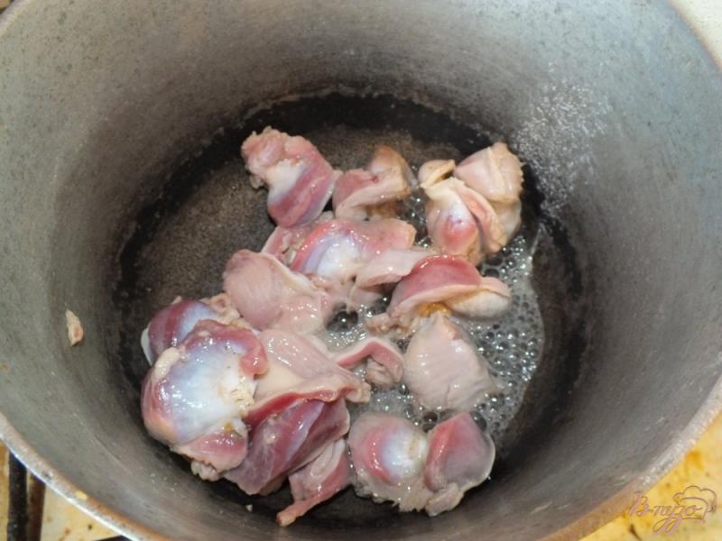 Фото приготовление рецепта: Тушеные куриные желудки с травами и специями шаг №3