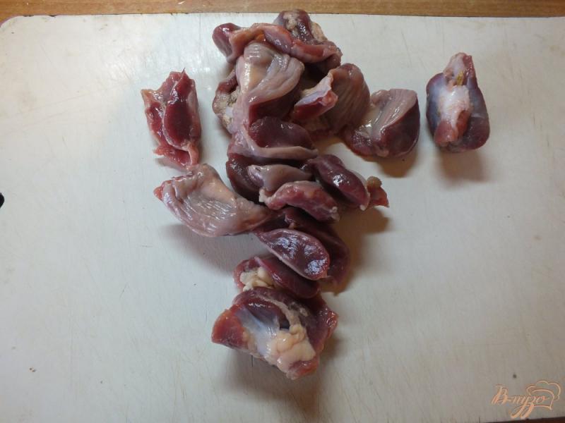 Фото приготовление рецепта: Тушеные куриные желудки с травами и специями шаг №1