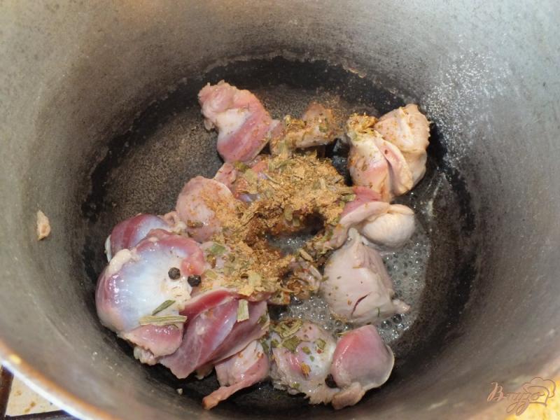 Фото приготовление рецепта: Тушеные куриные желудки с травами и специями шаг №4