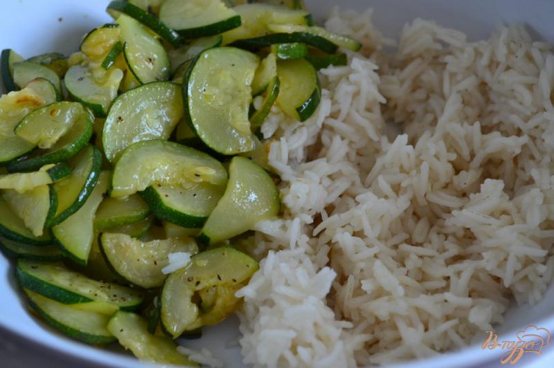 Фото приготовление рецепта: Рисовый салат с овощами и сыром шаг №2