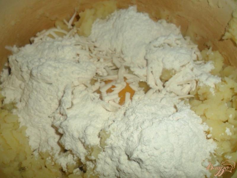 Фото приготовление рецепта: Картофельные пирожки с сыром шаг №1