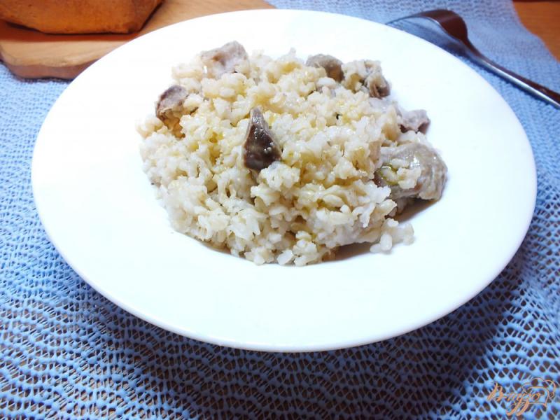 Фото приготовление рецепта: Неочищенный рис в горшочке с куриными желудками и соевым соусом шаг №7