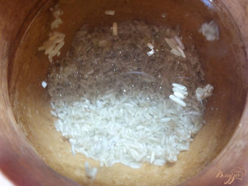 Фото приготовление рецепта: Неочищенный рис в горшочке с куриными желудками и соевым соусом шаг №4