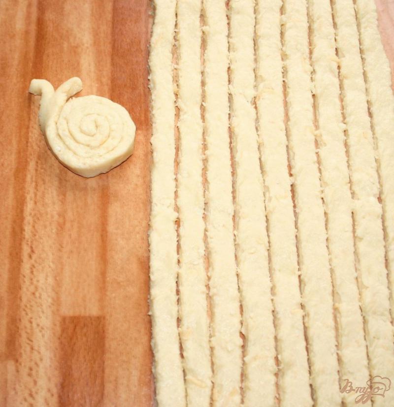 Фото приготовление рецепта: Сырно-кунжутное печенье «Улитки» шаг №7