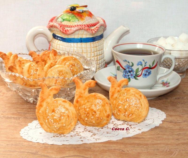 Фото приготовление рецепта: Сырно-кунжутное печенье «Улитки» шаг №10