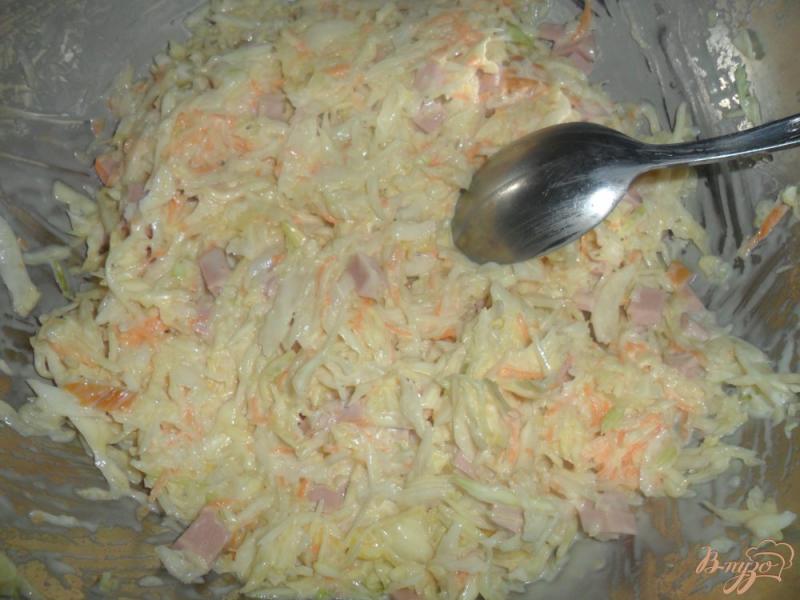 Фото приготовление рецепта: Капустный салат с колбасой шаг №3