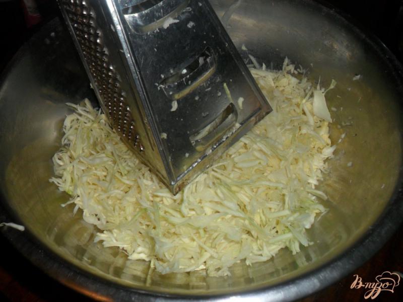 Фото приготовление рецепта: Капустный салат с колбасой шаг №1