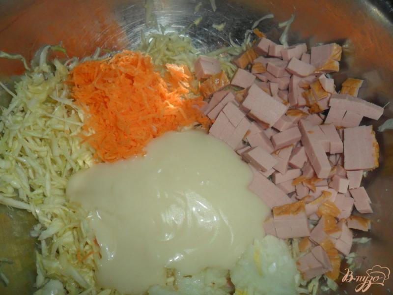 Фото приготовление рецепта: Капустный салат с колбасой шаг №2