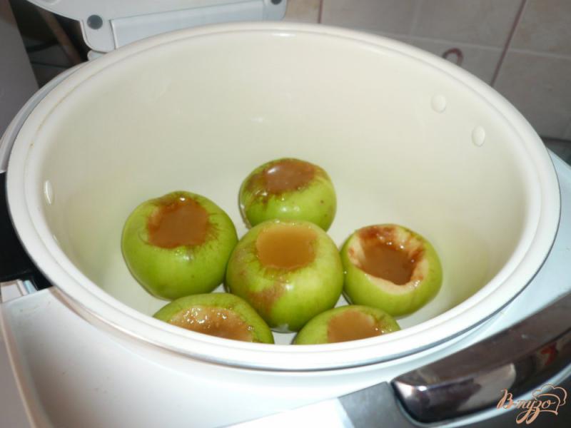 Фото приготовление рецепта: Яблоки, запеченные в мультиварке шаг №3