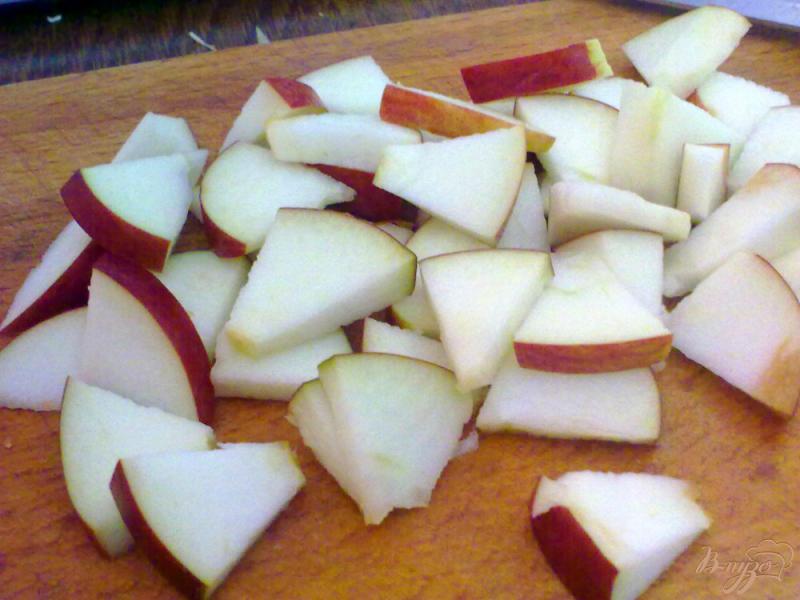 Фото приготовление рецепта: Салат из капусты с яблоком шаг №2