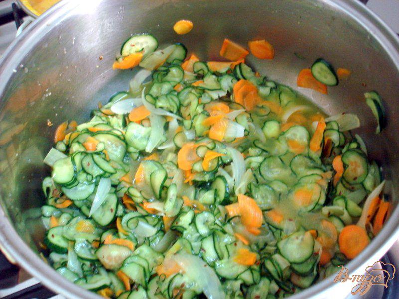 Фото приготовление рецепта: Салат из огурцов шаг №8