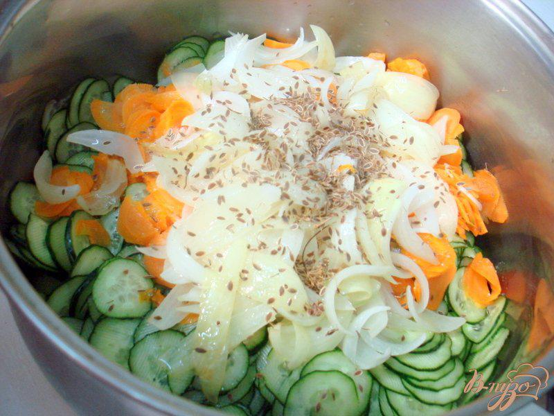 Фото приготовление рецепта: Салат из огурцов шаг №7