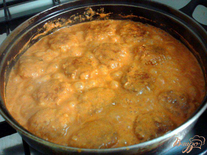 Фото приготовление рецепта: Тефтели под томатно-сметанным соусом шаг №5