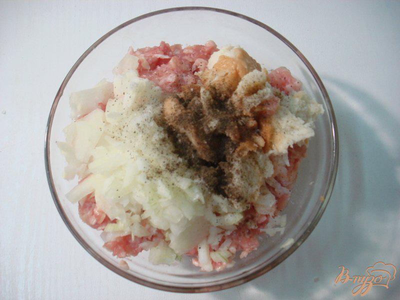 Фото приготовление рецепта: Тефтели под томатно-сметанным соусом шаг №1