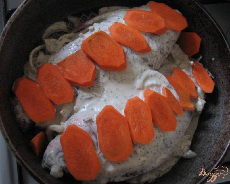 Фото приготовление рецепта: Запеченны караси в сметанном соусе шаг №6