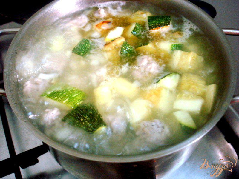 Фото приготовление рецепта: Суп пюре из цукини с фрикадельками шаг №7