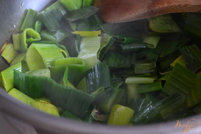 Фото приготовление рецепта: Крем-суп из лука порея с зеленым горошком шаг №2