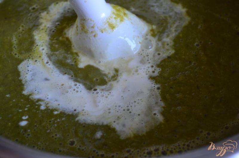 Фото приготовление рецепта: Крем-суп из лука порея с зеленым горошком шаг №5