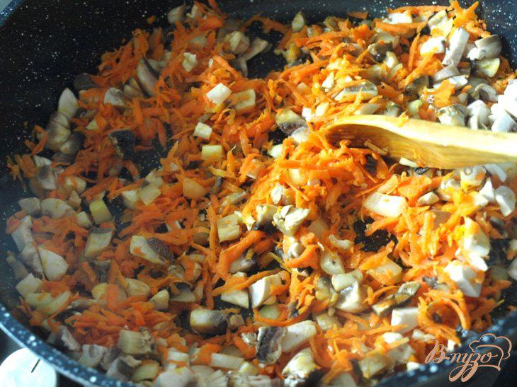 Фото приготовление рецепта: Рулет из картофеля с морковью и грибами шаг №2