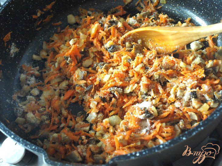 Фото приготовление рецепта: Рулет из картофеля с морковью и грибами шаг №3