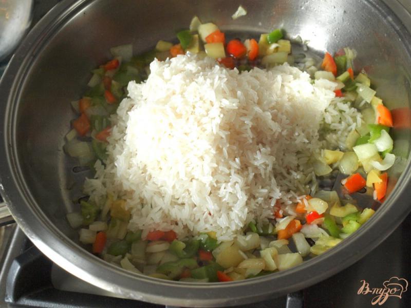 Фото приготовление рецепта: Форель запечённая в горчичном соусе и рисовый гарнир с перцами и кукурузой шаг №3