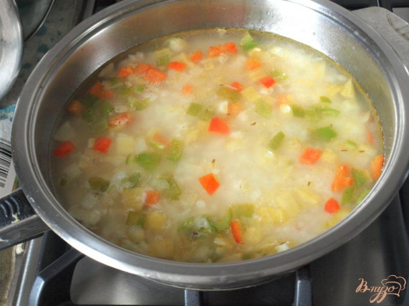 Фото приготовление рецепта: Форель запечённая в горчичном соусе и рисовый гарнир с перцами и кукурузой шаг №4
