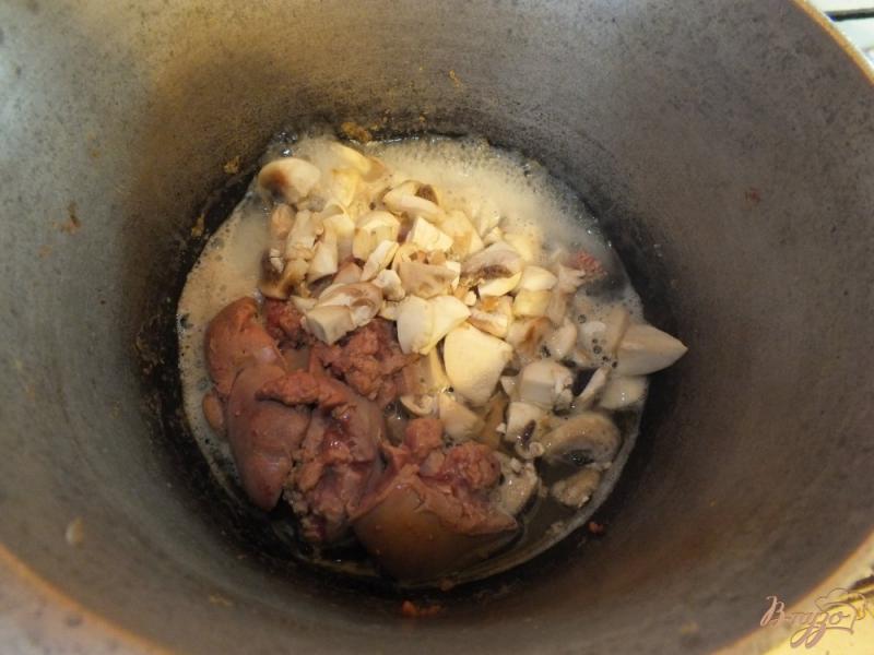 Фото приготовление рецепта: Печень куриная с грибами и гречкой шаг №4