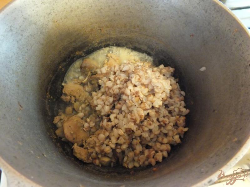 Фото приготовление рецепта: Печень куриная с грибами и гречкой шаг №6
