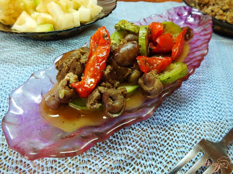 Фото приготовление рецепта: Салат из куриных сердец и желудков с перцем шаг №7