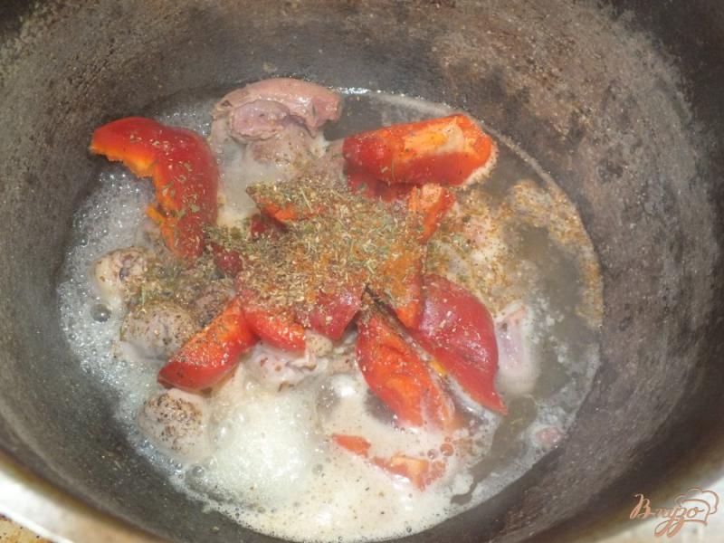 Фото приготовление рецепта: Салат из куриных сердец и желудков с перцем шаг №5