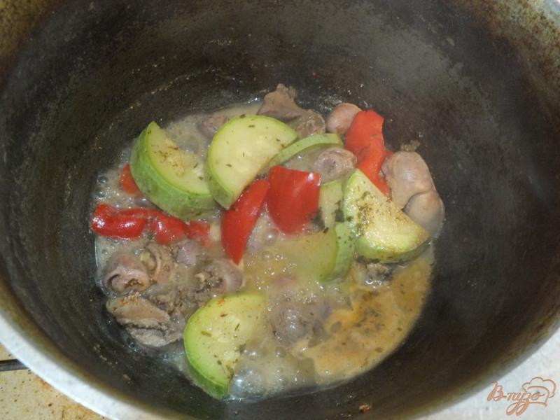 Фото приготовление рецепта: Салат из куриных сердец и желудков с перцем шаг №6