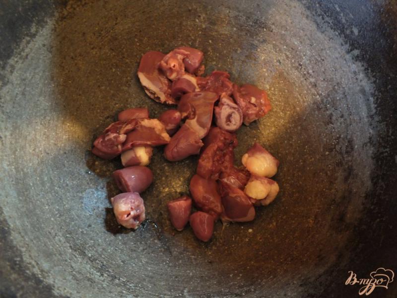 Фото приготовление рецепта: Салат из куриных сердец и желудков с перцем шаг №2