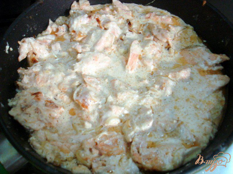 Фото приготовление рецепта: Мясо лосося в сливках шаг №4