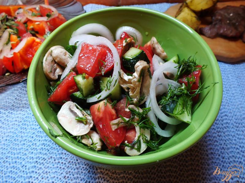 Фото приготовление рецепта: Салат со свежими шампиньонами шаг №7