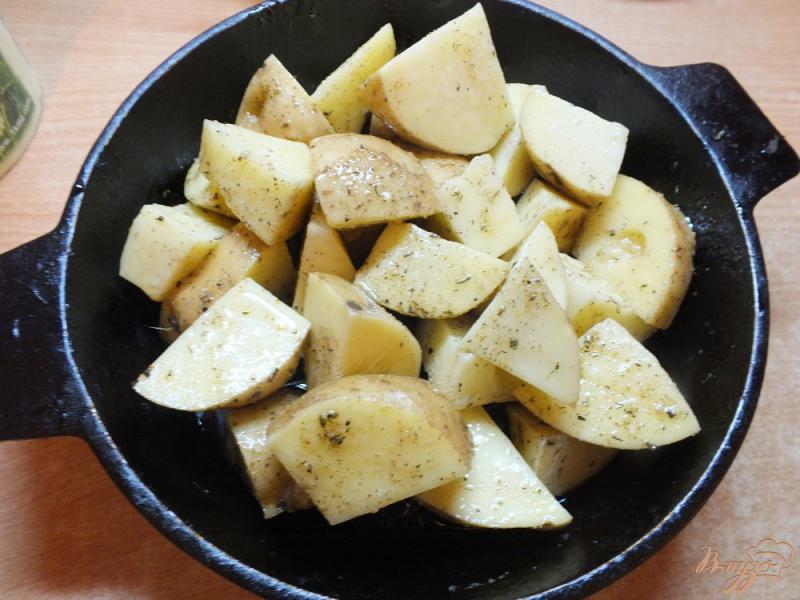Фото приготовление рецепта: Картофель запеченный в специях и травах шаг №5