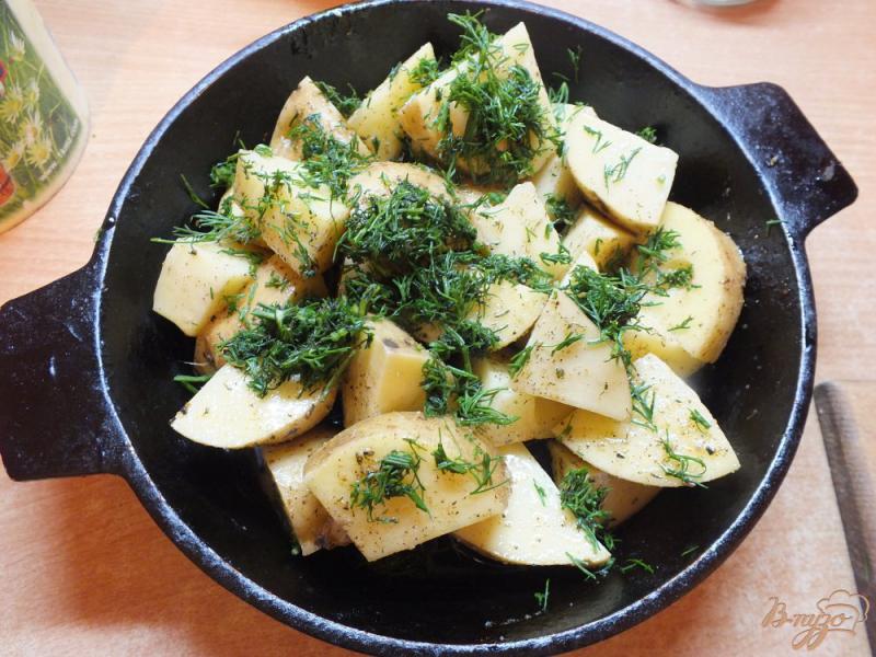 Фото приготовление рецепта: Картофель запеченный в специях и травах шаг №6