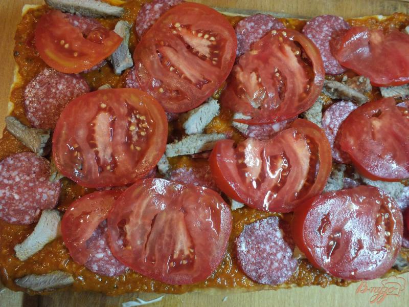 Фото приготовление рецепта: Пицца с салями, говядиной и болгарским перцем шаг №10