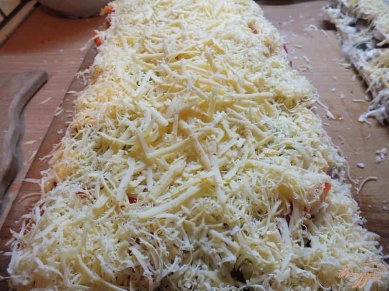 Фото приготовление рецепта: Пицца с салями, говядиной и болгарским перцем шаг №12