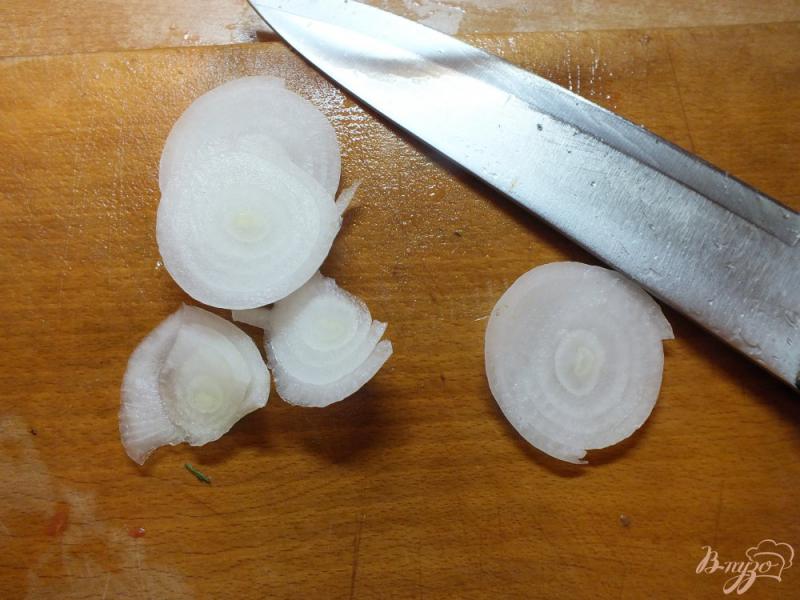 Фото приготовление рецепта: Салат с реганом и салатным луком шаг №4