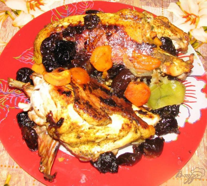 Фото приготовление рецепта: Курица, запеченная в рукаве с черносливом шаг №5