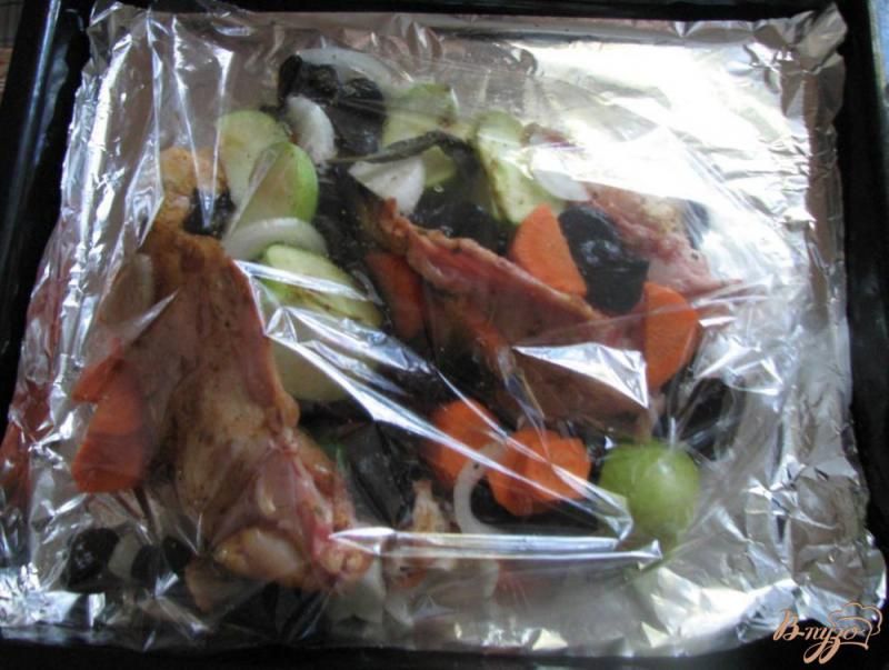 Фото приготовление рецепта: Курица, запеченная в рукаве с черносливом шаг №4