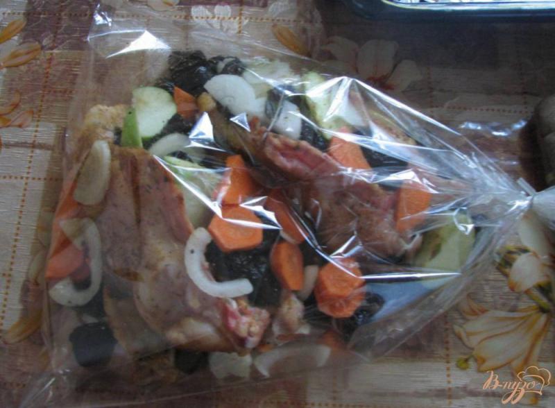 Фото приготовление рецепта: Курица, запеченная в рукаве с черносливом шаг №3