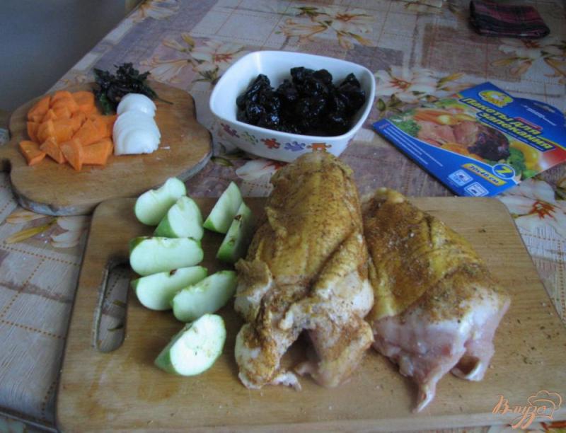 Фото приготовление рецепта: Курица, запеченная в рукаве с черносливом шаг №2