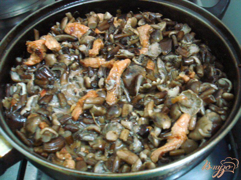 Фото приготовление рецепта: Опята со свининой в сметанном соусе шаг №9