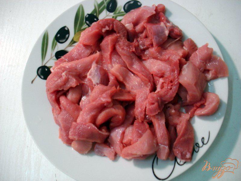 Фото приготовление рецепта: Опята со свининой в сметанном соусе шаг №5