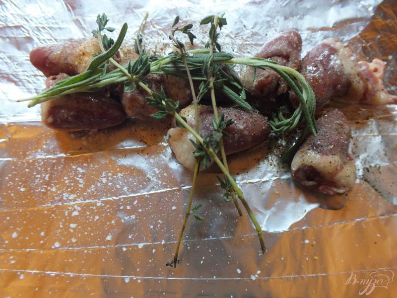 Фото приготовление рецепта: Куриные сердечки с кабачком и свежим розмарином шаг №3