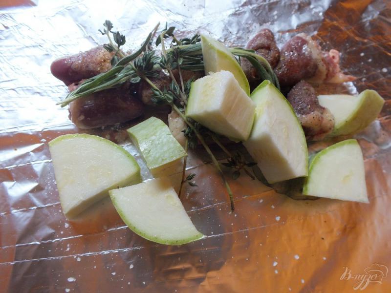Фото приготовление рецепта: Куриные сердечки с кабачком и свежим розмарином шаг №4