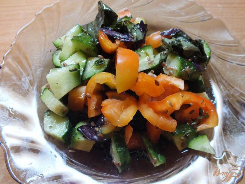 Фото приготовление рецепта: Салат с огурцом и тимьяном шаг №8